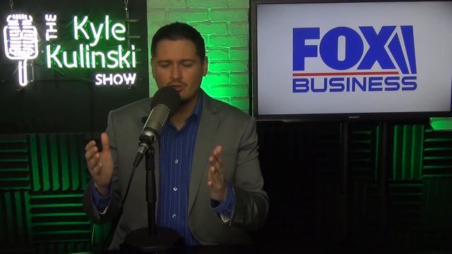 Fox Host Oozes Elitism & Disdain For Regular Americans смотреть онлайн