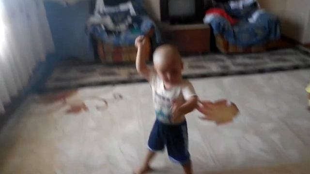 3 летний пацан танцует