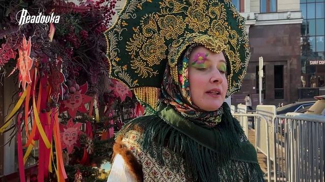 Москва с размахом гуляет на Масленицу — в центре столицы проходит красочный фестиваль смотреть онлайн
