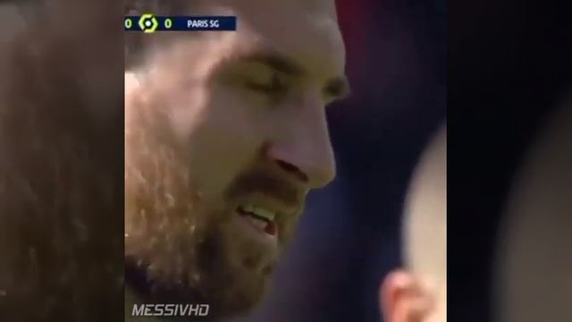 Le coup franc malchanceux de Messi contre Rennes смотреть онлайн