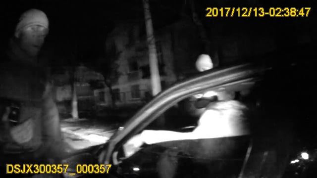 Пришёл погреться в автомобиль. :-) (С бодикамов полицейских) смотреть онлайн