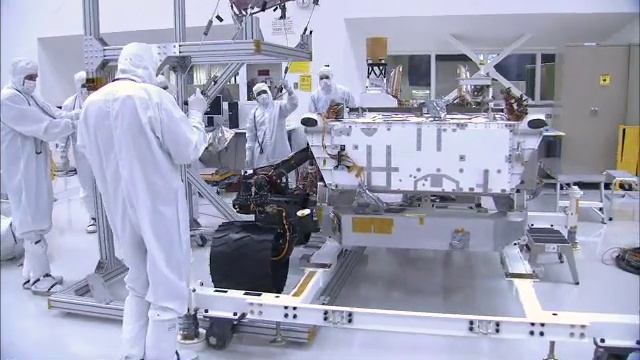 Mars Rover Curiosity Gets its Wheels смотреть онлайн