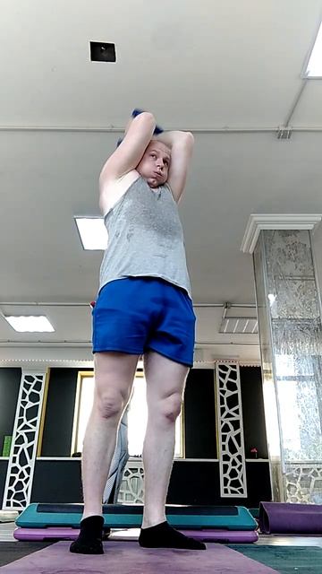 Разгибание гантелей за головой на трицепс. Фитнес. #fitness #sports #fitnessmotivation #motivation смотреть онлайн
