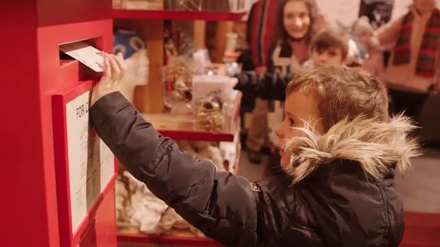 ŠKODA KAROQ: Christmas road trip to Santa’s Village\\Рождественская поездка в деревню Санта-Клауса смотреть онлайн
