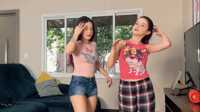 VESTINDO ROUPAS DE CRIANÇAS DE 6 ANOS!!