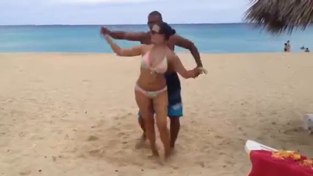 Salsa casino en la playa Santa Maria del mar! смотреть онлайн