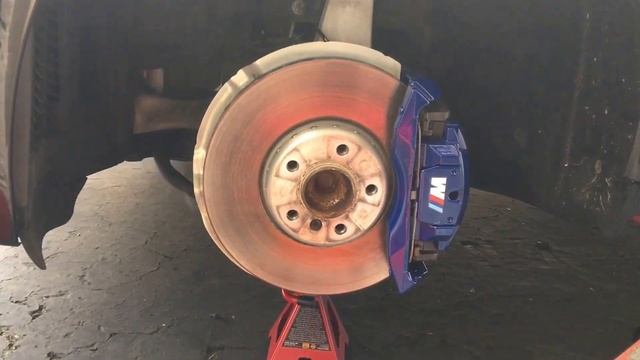 BMW F10 550I Painting Brake Calipers смотреть онлайн