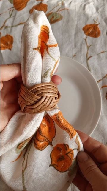 Плетёные кольца для салфеток.