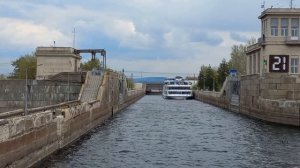 Россия: увлекательное путешествие на теплоходе по Волге. Проходим шлюзы Жигулевской ГЭС