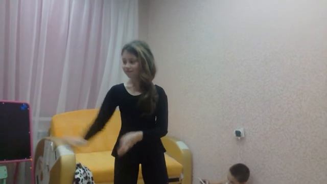 Как я танцую под музыку Mi Mi Mi смотреть онлайн