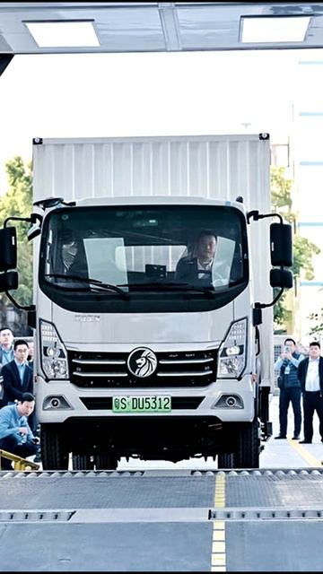 Первая станция замены АКБ для легких электрогрузовиков смотреть онлайн