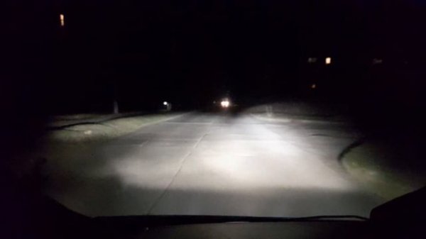 Led лампы в фары Opel Vivaro. Оочень круто получилось.