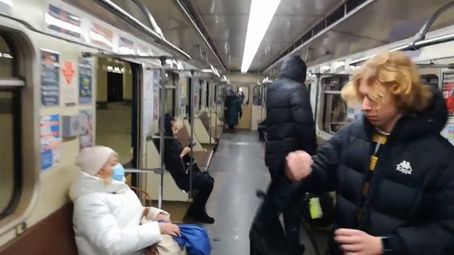 Минский метрополитен, прибытие поезда на станцию метро Малиновка смотреть онлайн