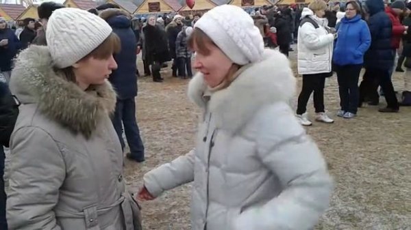 Мама пристаёт к дочке.