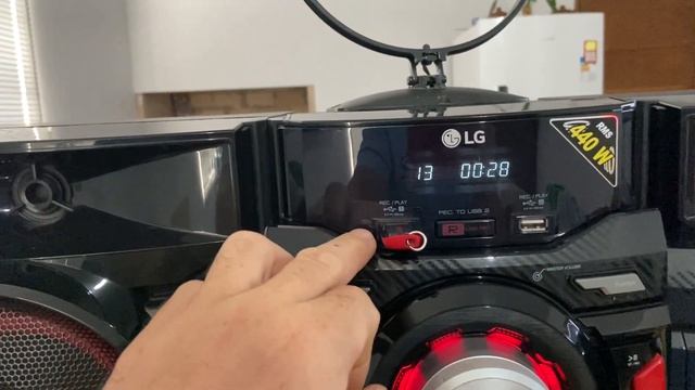 LG Xboom CM-4450 Vídeo Explicativo смотреть онлайн