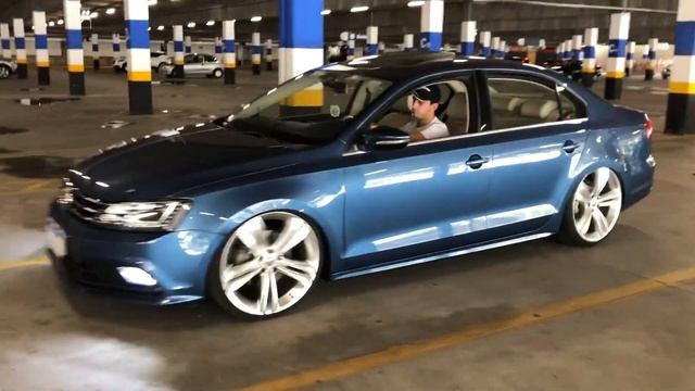 Jetta TSI com rodas Aro 20 + Suspensão a Ar, Choraboy | Papo de Carro#08 смотреть онлайн