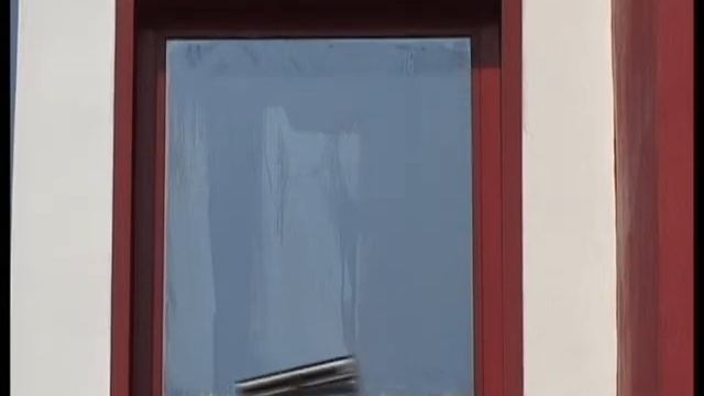 As you scrub the glass, the smart pole pumps the needed water or solution up to 35' смотреть онлайн