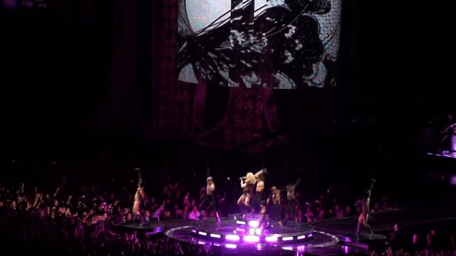 MADONNA - Vogue - Sticky & Sweet Tour  HD
