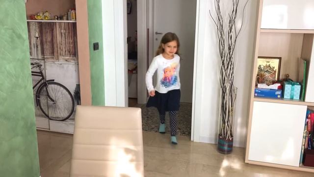 Привиди, павуки та інші страшні персонажі👻 Або як Олег лякав Діану. Розважальне відео для дітей.