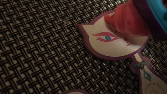 Милиса показывает набор Play Doh