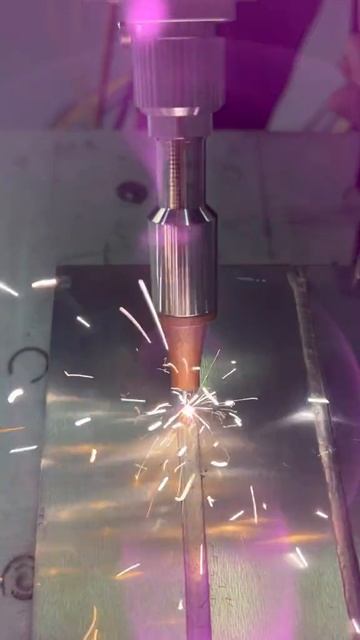 Ручной лазерный сварочный аппарат сваривает алюминий толщиной 6 мм. смотреть онлайн