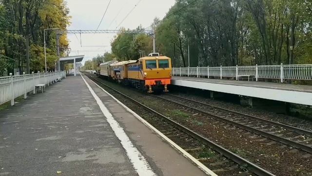 Динамик-подбивочный экспресс 09-3Х с пассажирским вагонам и РПБ-01 на платформе Ручьи