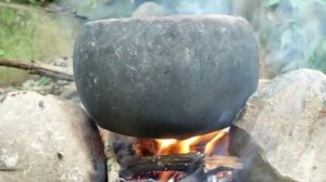 мальчики дикари поймали в лесу реке крабов и кушали