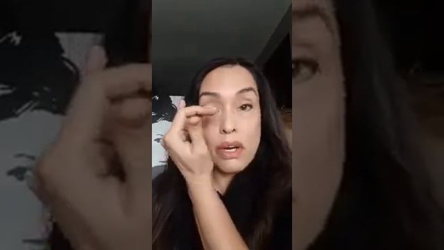 Simple eye looks with just one product! Quick and easy tips! смотреть онлайн