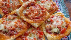 Порционная пицца из готового слоёного теста.