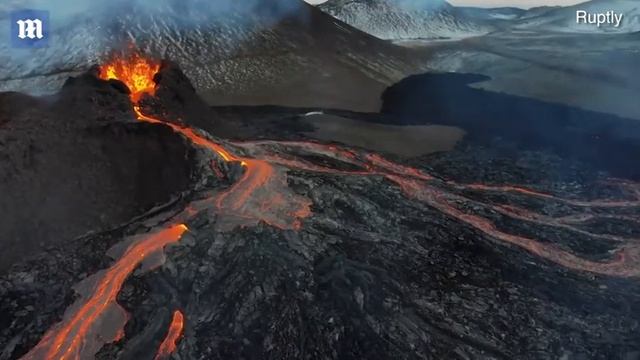 Spectacular lava show seen as volcano erupts in Iceland смотреть онлайн