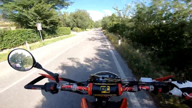 SWM SM 125 R : Uno dei migliori motori bialbero ad iniezione! Test Ride смотреть онлайн