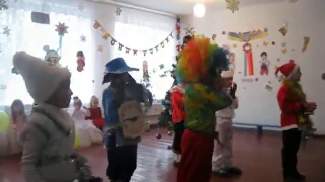 хлопці танцють на новий рік смотреть онлайн