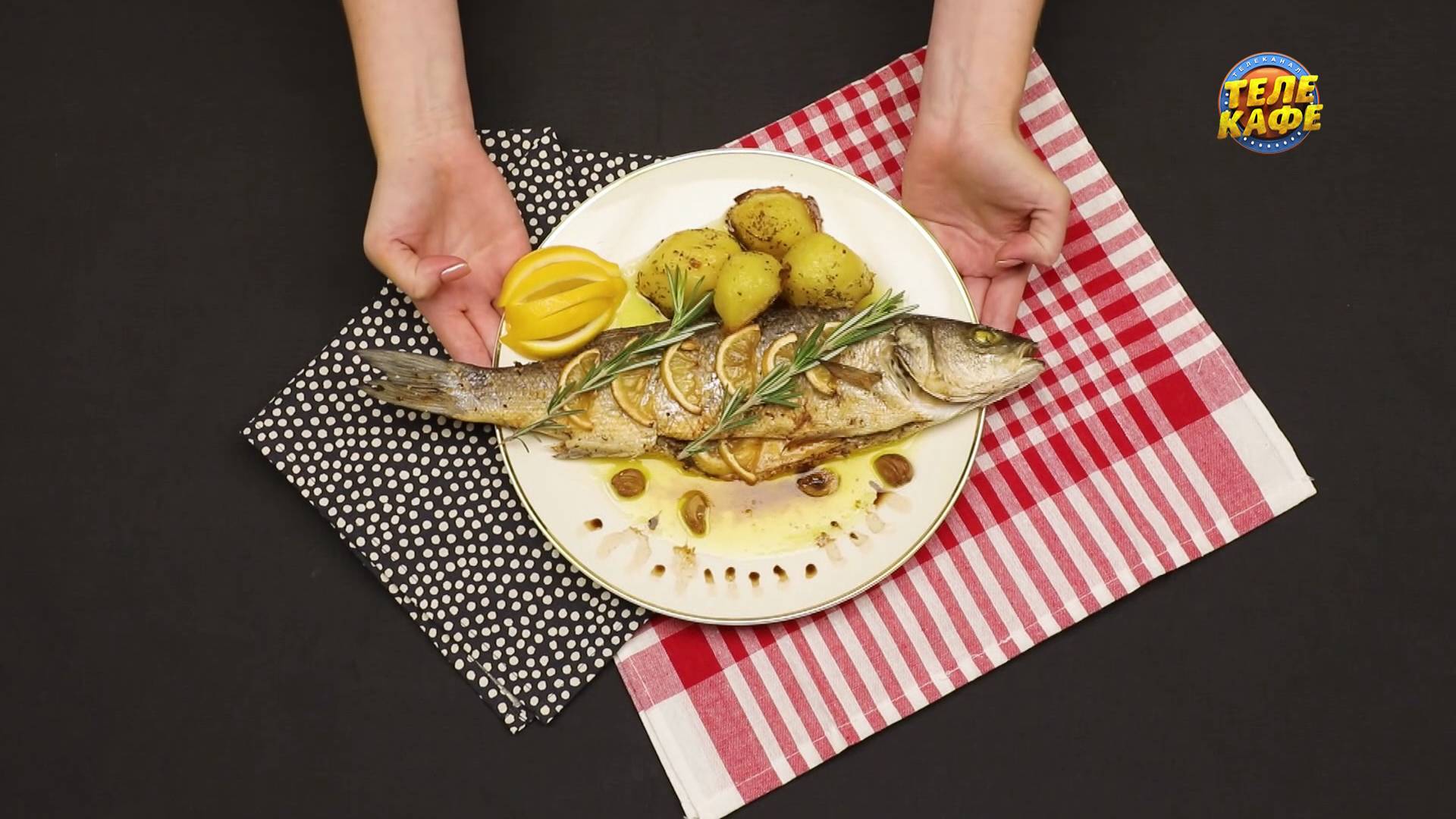 Сибас, запечённый в духовке с картофелем. Рыбные блюда смотреть онлайн