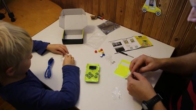 Unboxing and assembly, Funtronics DIY game console (Keyestudio Gamepi) смотреть онлайн