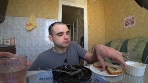 МУКБАНГ ДРУГАЯ ВЕРСИЯ - МАКАРОНЫ / ЯИЧНИЦА / БУТЕРБРОДЫ / ШОКОЛАД Kinder / EATING MUKBANG ASMR АСМР