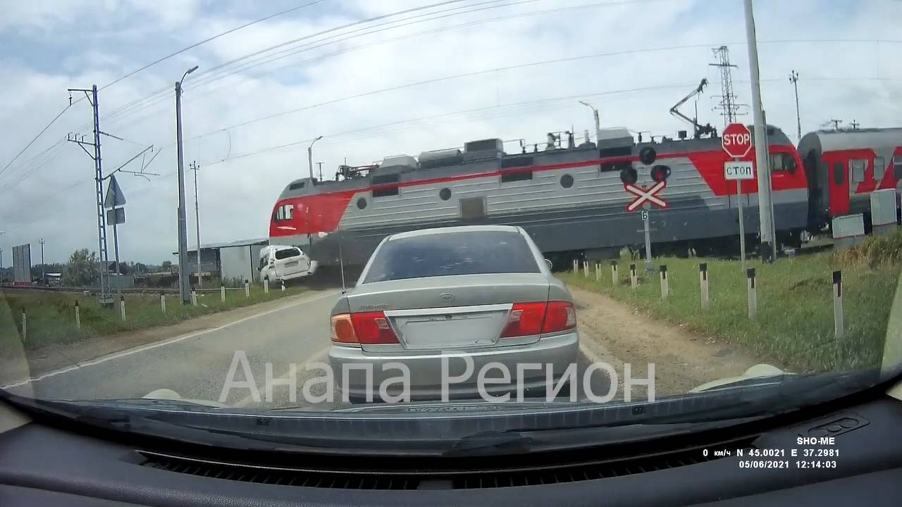 Момент аварии на железнодорожном переезде в Анапе попал на камеру видеорегистратора смотреть онлайн