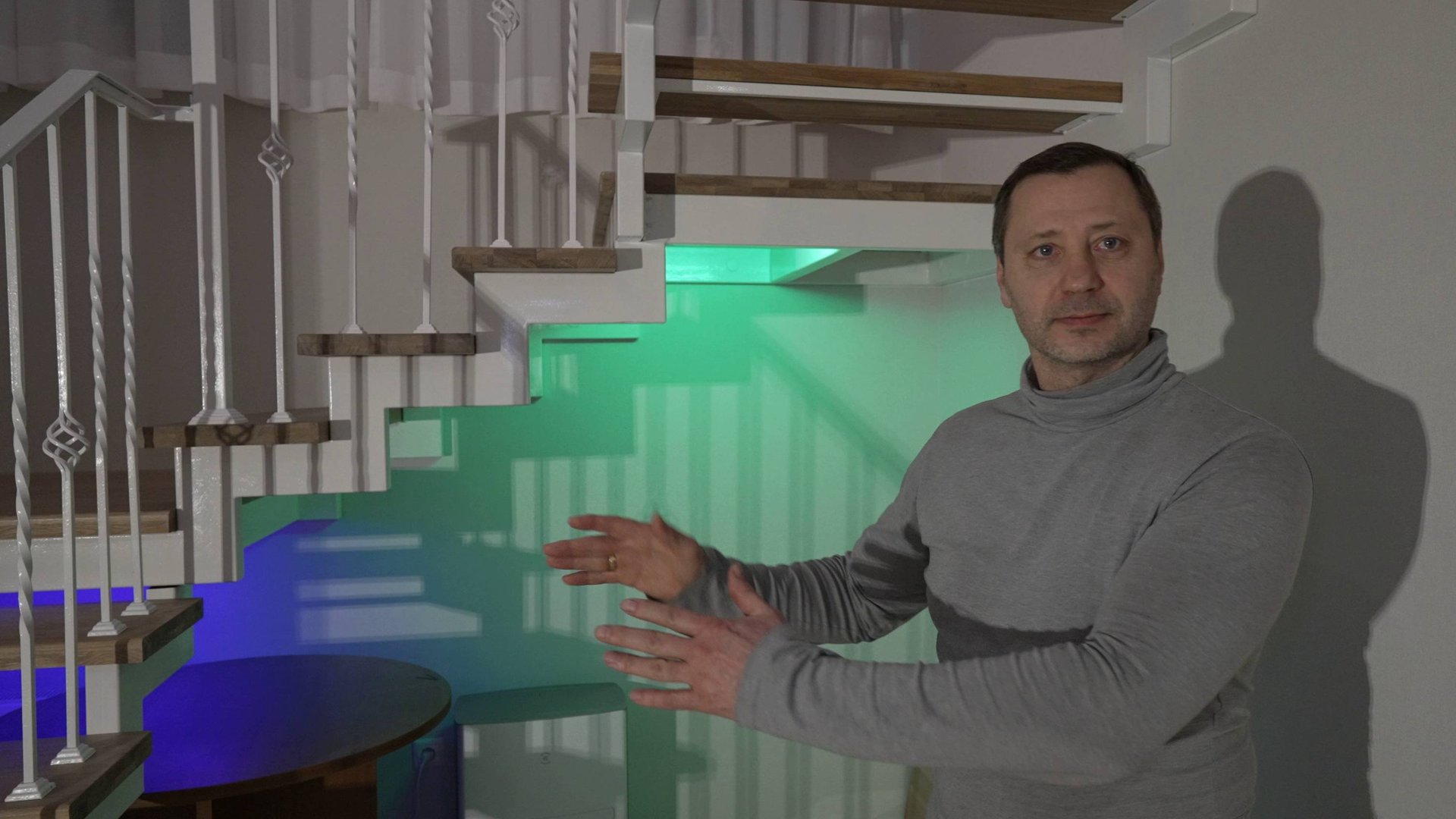 Перила из металла на деревянных ступенях смотреть онлайн