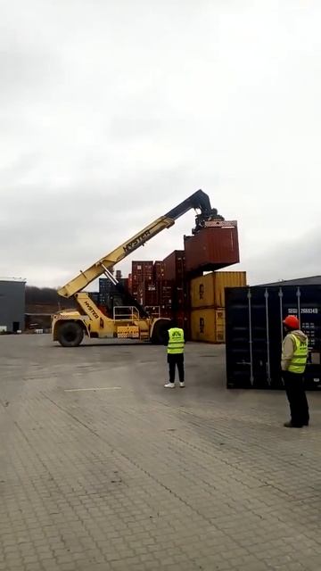 Выгрузка из морского контейнера термопласт автомата массой 6 тонн.(3) смотреть онлайн