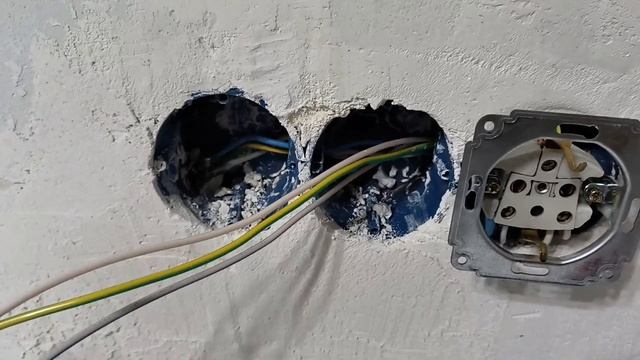 Как подключить тройную розетку смотреть онлайн