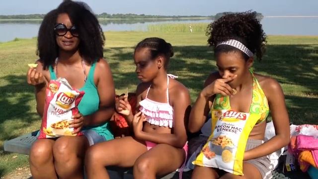Lays Cheddar Bacon Mac And Cheese, And Mango Salsa Taste Test!