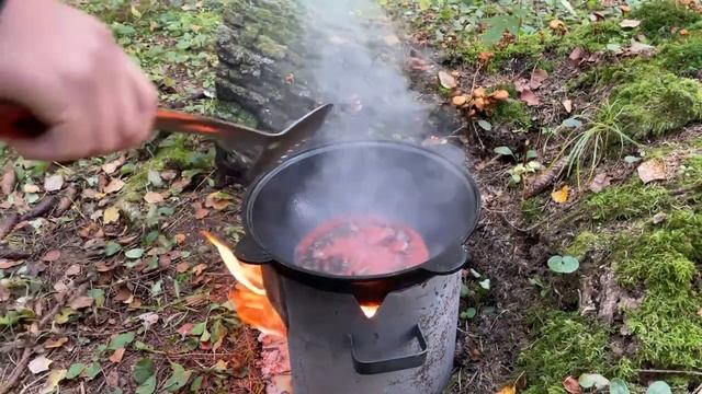 Говядина в томатах с овощами, в казане на костре!