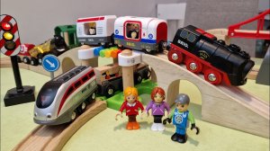 Играем игрушечный паровозик, строим и игрушечную железную дорогу и запускаем паровозики. Детям видео