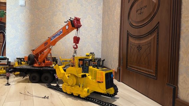 Кран Клинцы поднимает бульдозер Cat D11