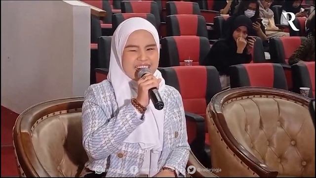 Kangen Ingin Sekolah, Putri Ariani Lepas Rindu Bertemu Teman-Temannya di SMM Jogjakarta смотреть онлайн