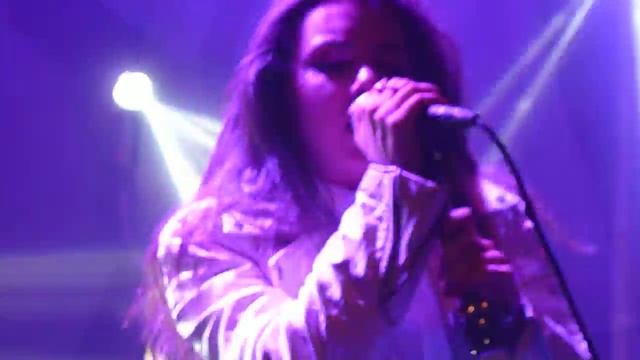 Charli XCX - Lock You Up (Live in London) 30/11/13 смотреть онлайн