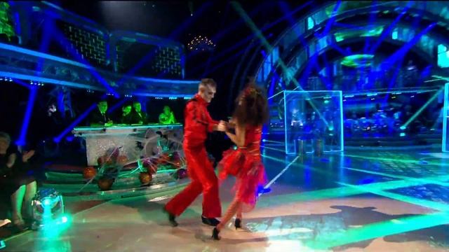 Jeremy Vine & Karen Clifton Salsa To 'Thriller' - Strictly Come Dancing:  2015