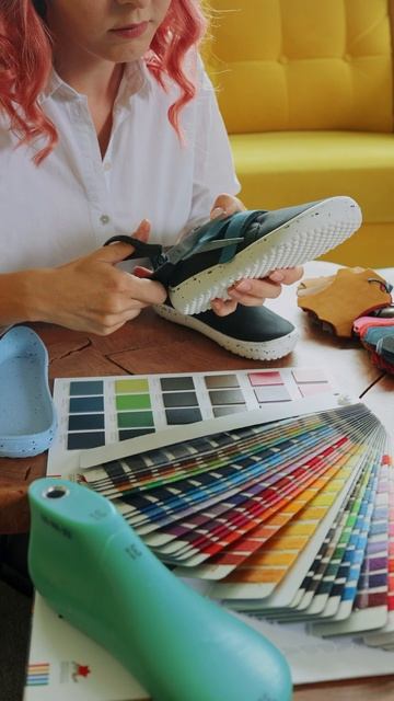 Adjusting shoe straps was never easier! 🤩 смотреть онлайн