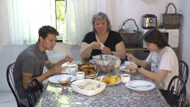 Обед в маленькой компании. Валера так и не пришёл на обед смотреть онлайн
