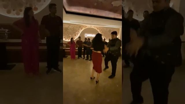 Devroop Sharma & Shreeya Divekar dancing Salsa at Shifuku | Song - Bailando смотреть онлайн