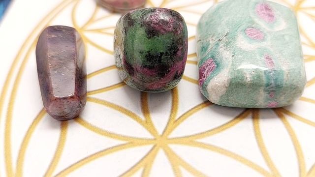 Рубин, Рубин в цоизите, Рубин в фуксите. Свойства корундов.